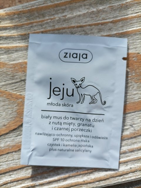 Ziaja Jeju, Młoda skóra, Biały mus do twarzy, Na dzień, Z nutą mięty, granatu i czarnej porzeczki, Nawilżająco-ochronny, SPF 10
