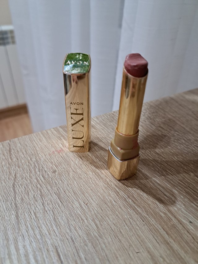 Avon Luxe, Szminka do ust, kolor: Designer Red