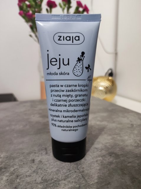Ziaja Jeju, Młoda skóra, Pasta do twarzy, W czarne kropki, Z nutą mięty, granatu i czarnej porzeczki, Delikatnie złuszczająca 
