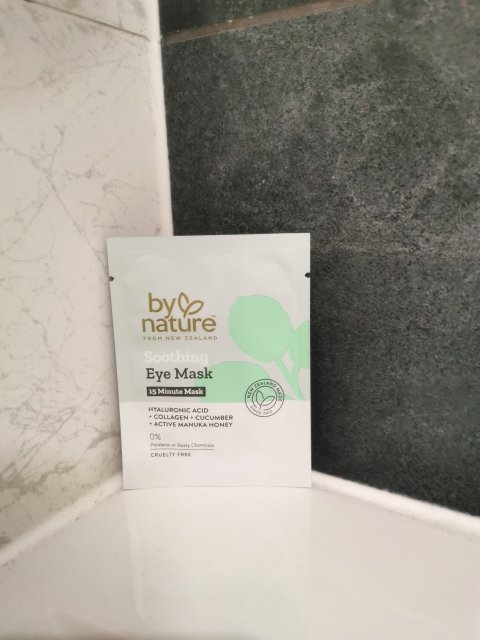 By nature Soothing Eye Mask, Kojące płatki pod oczy 