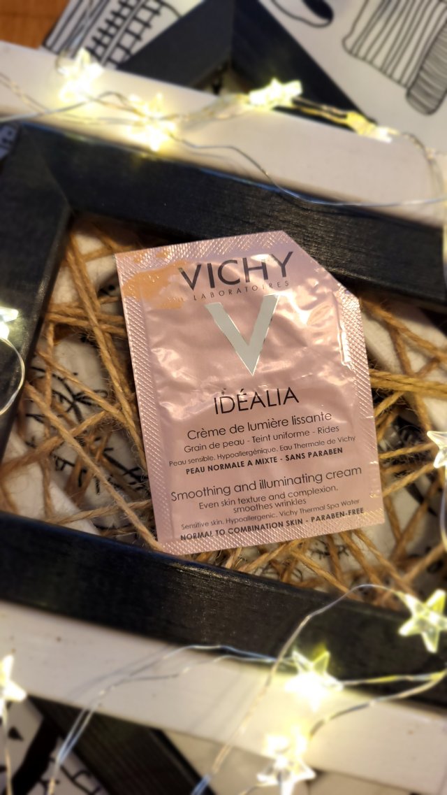 VICHY Laboratoires Idealia, Energetyzujący krem wygładzający na dzień do skóry normalnej i mieszanej