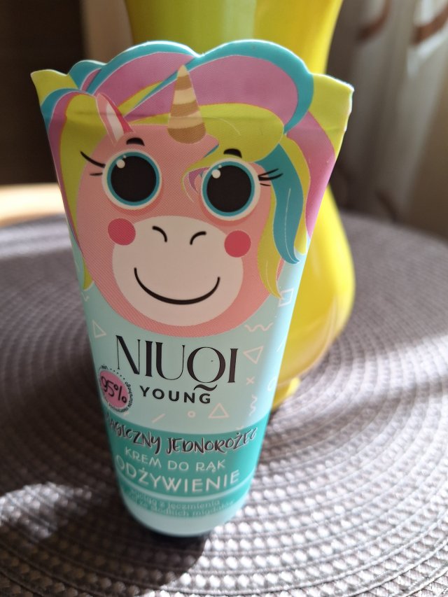 NIUQI Young, Krem do rąk, Magiczny Jednorożec, Odżywienie, Jęczmień i olej ze słodkich migdałów 