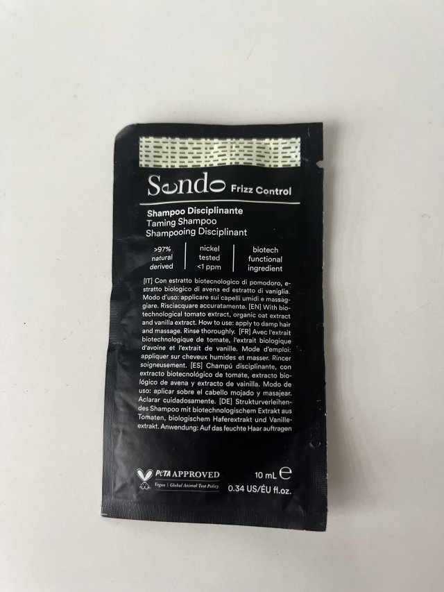 Szampon przeciw puszeniu się włosów 