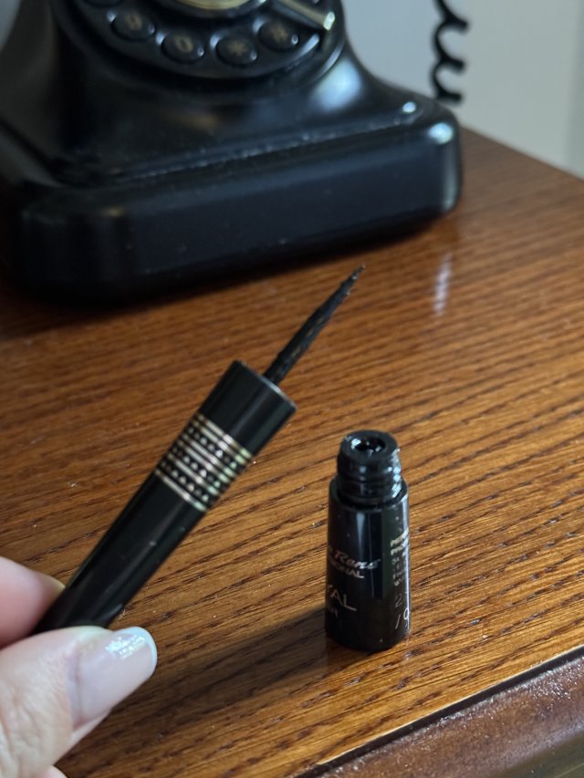 Czarny eyeliner 