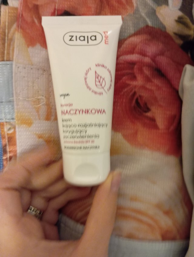 Ziaja Kuracja naczynkowa, Krem do twarzy, Kojący, Rozświetlający, Korygujący zaczerwienienia, SPF 20