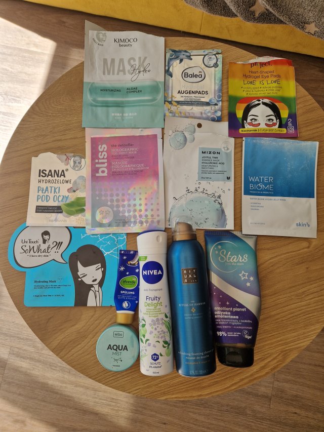 Denkowanie część druga :) Grudzień, kosmetyki w świątecznych opakowaniach lub w świątecznych kolorach: czerwonym, zielonym i złotym 