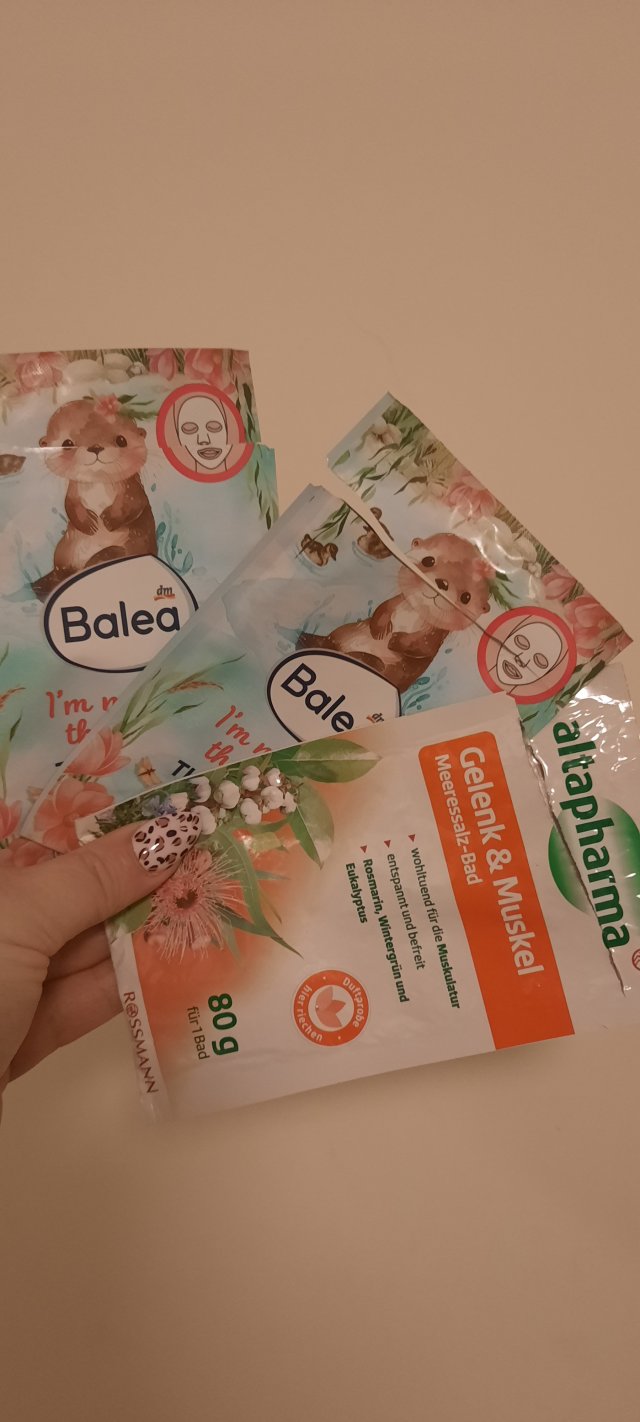 Denkowanie część druga :) Grudzień, kosmetyki w świątecznych opakowaniach lub w świątecznych kolorach: czerwonym, zielonym i złotym 