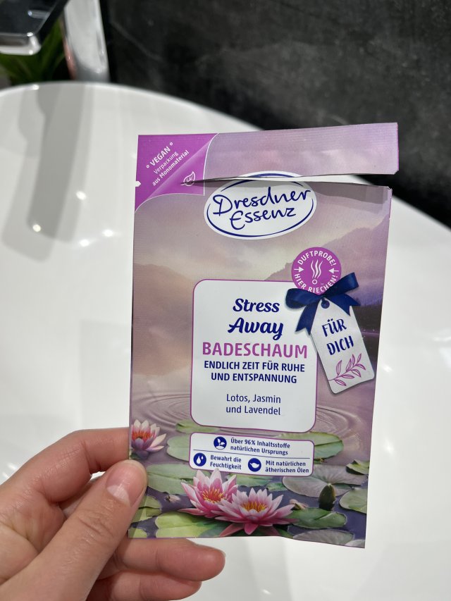 Denkowanie część druga :) Grudzień, kosmetyki w świątecznych opakowaniach lub w świątecznych kolorach: czerwonym, zielonym i złotym 