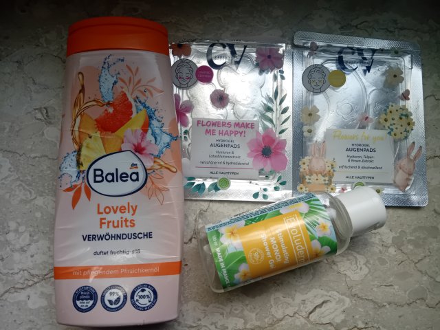 Denkowanie część druga :) Grudzień, kosmetyki w świątecznych opakowaniach lub w świątecznych kolorach: czerwonym, zielonym i złotym 