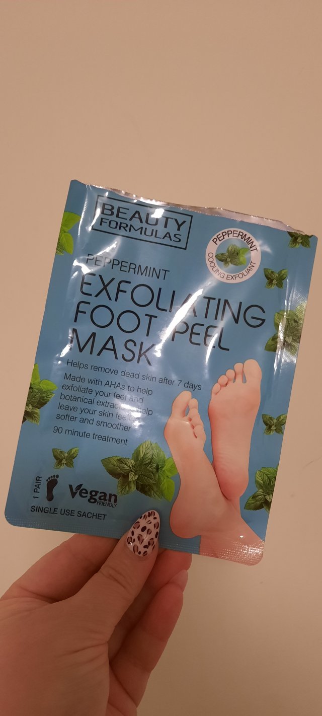 Denkowanie część druga :) Grudzień, kosmetyki w świątecznych opakowaniach lub w świątecznych kolorach: czerwonym, zielonym i złotym 