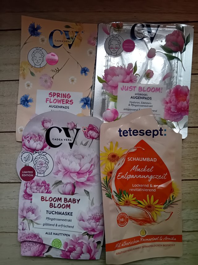 Denkowanie część druga :) Grudzień, kosmetyki w świątecznych opakowaniach lub w świątecznych kolorach: czerwonym, zielonym i złotym 