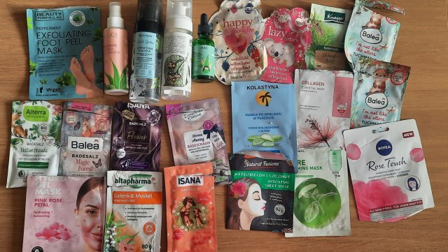 Denkowanie część druga :) Grudzień, kosmetyki w świątecznych opakowaniach lub w świątecznych kolorach: czerwonym, zielonym i złotym 