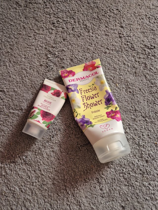 Denkowanie część druga :) Grudzień, kosmetyki w świątecznych opakowaniach lub w świątecznych kolorach: czerwonym, zielonym i złotym 