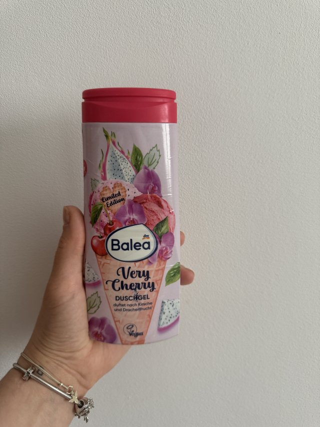 Denkowanie część druga :)  Maj, miesiąc pełen kwiatów czyli zużywamy opakowania z motywem kwiatowym i kolorze fioletu 💜, bieli 🤍 i niebieskiego 💙 💐