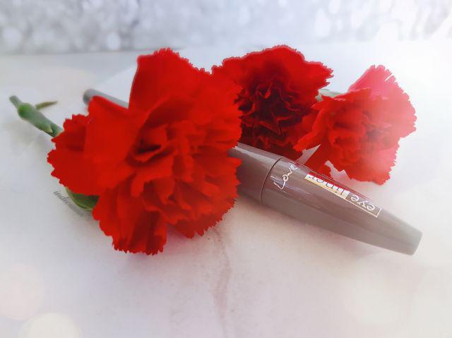 Lovely Szary Eyeliner, który się bardzo kruszy.