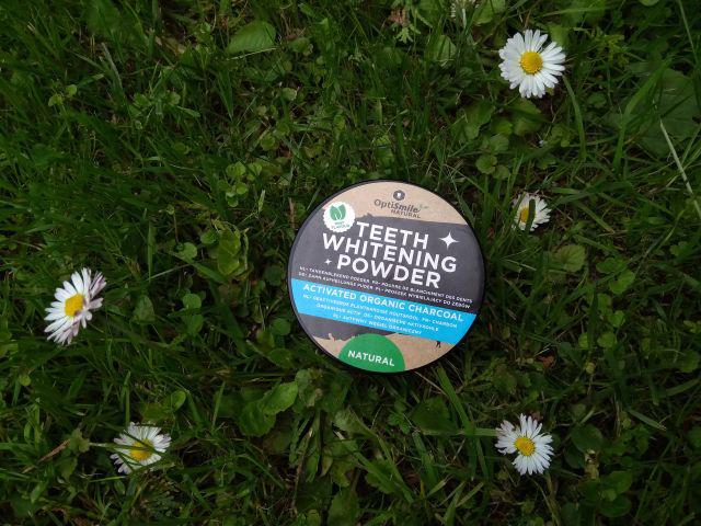 Czarny proszek wybielający zęby