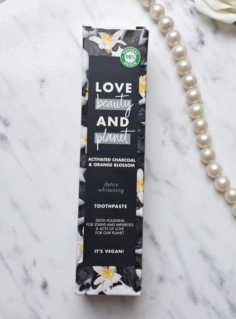 pastra do zębów z węglem i kwiatem pomarańczy 