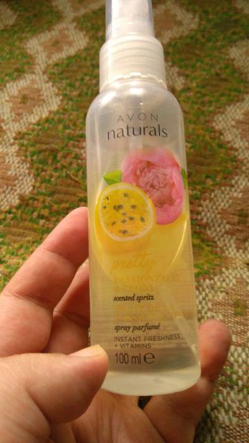 Mgiełki do ciała Naturals od marki Avon.