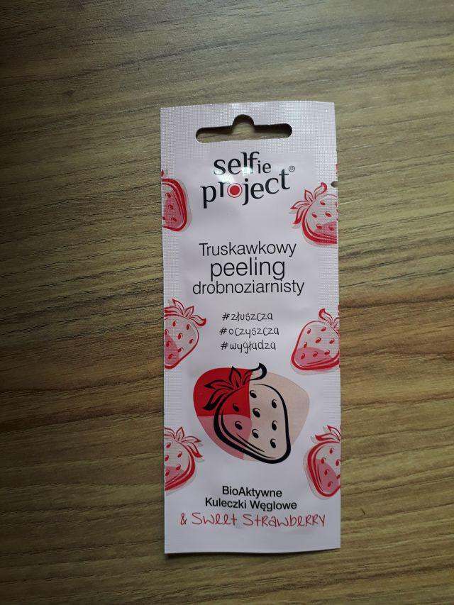 Selfie Project Peeling do twarzy, Drobnoziarnisty, BioAktywne kuleczki węglowe, Truskawkowy