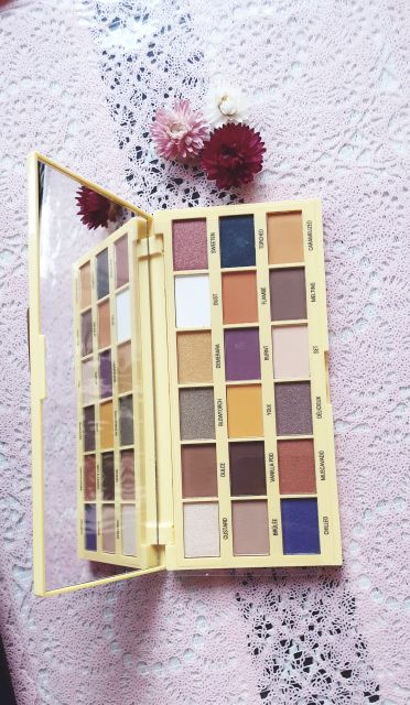 Makeup Revolution  Paleta 18 cieni do powiek, Creme Brulee