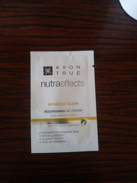 Avon True, Nutra Effects, Mirace Glow, rozświetlająco-odżywczy krem z kapsułkami olejku 