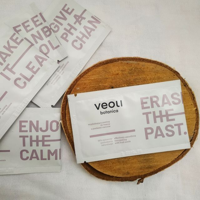 Veoli Botanica Peeling do twarzy, Wygładzający, z pestkami owoców, Erase the Past