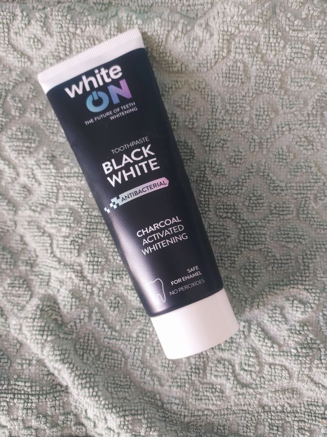 WhiteON Pasta do zębów, Black White
