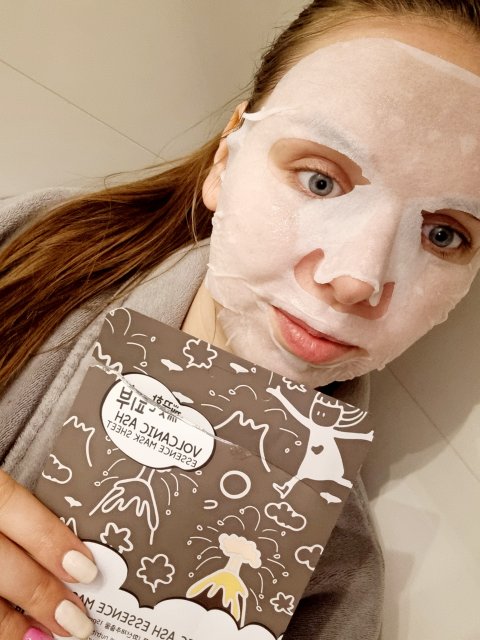 Maska w płachcie z popiołem wulkanicznym