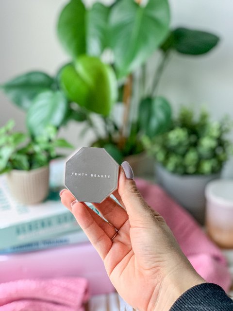 Fenty Beauty Diamond Bomb All-Over Diamond Veil, Rozświetlacz do twarzy, How many carats?!