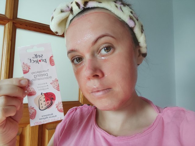 Selfie Project Peeling do twarzy, Drobnoziarnisty, BioAktywne kuleczki węglowe, Truskawkowy