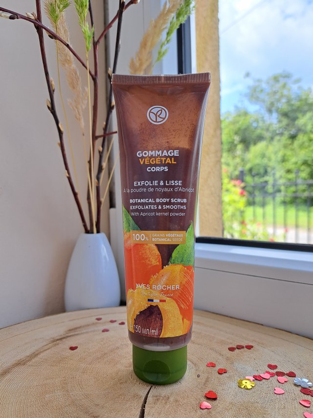 Yves Rocher Peeling do ciała, Botanical Scrub, Gommage Vegetal, Apricot, Z pudrem z pestek moreli