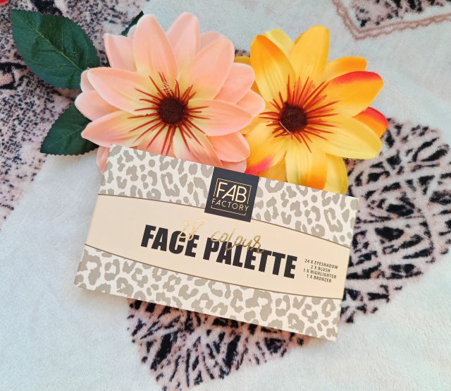 Paleta cieni i konturowanie