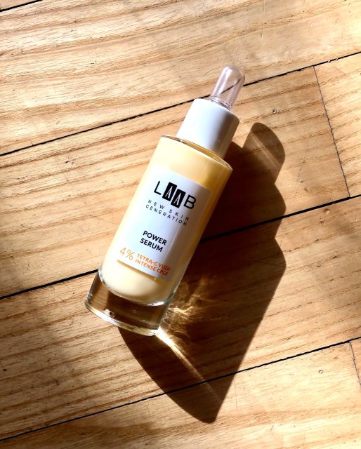 AA LAAB New Skin Generation, Power Serum do twarzy, Rozświetlająco-wygładzające, 4% Tetra-C Yuzu