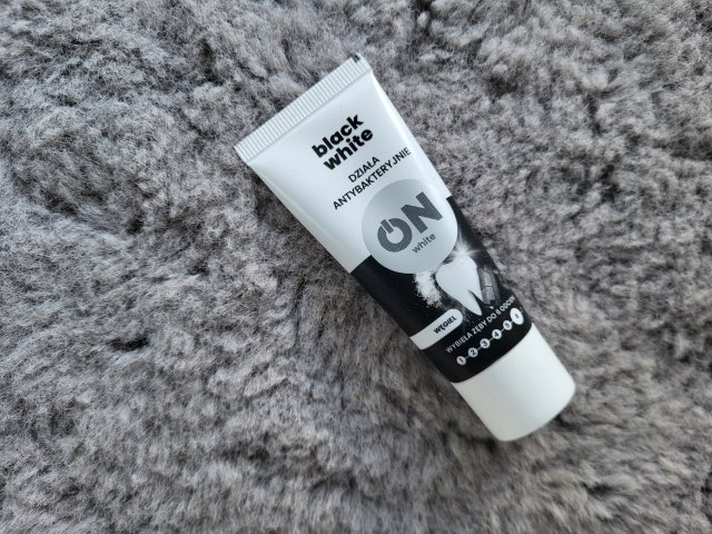 WhiteON Pasta do zębów, Black White