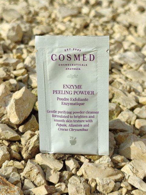 Cosmed alight, Puder peelingujący, Enzymatyczny, Z papainą, alantoiną i krokusem chrysanthus