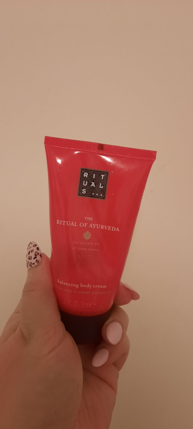 Denkowanie część druga :) Grudzień, kosmetyki w świątecznych opakowaniach lub w świątecznych kolorach: czerwonym, zielonym i złotym 