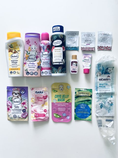 Denkowanie część druga :) Grudzień, kosmetyki w świątecznych opakowaniach lub w świątecznych kolorach: czerwonym, zielonym i złotym 