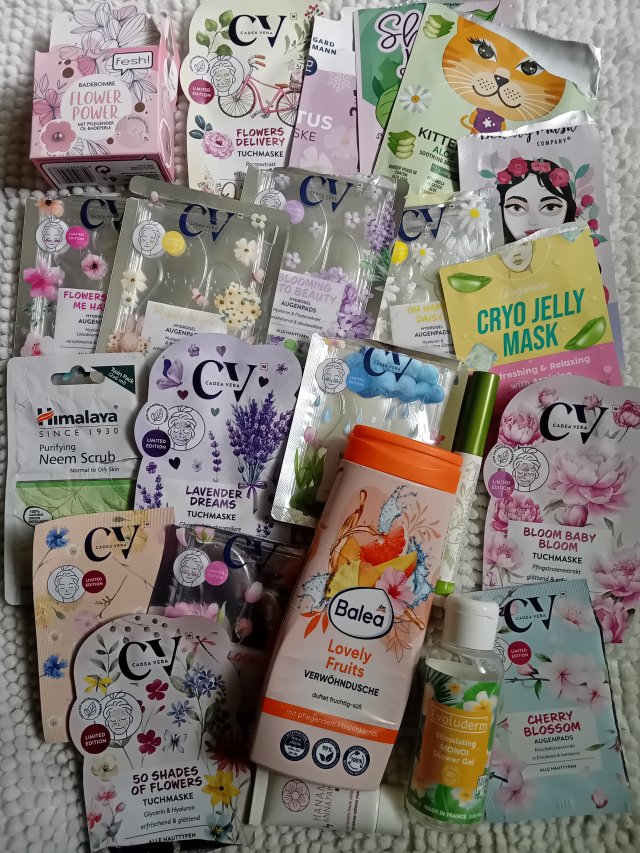 Denkowanie część druga :) Grudzień, kosmetyki w świątecznych opakowaniach lub w świątecznych kolorach: czerwonym, zielonym i złotym 