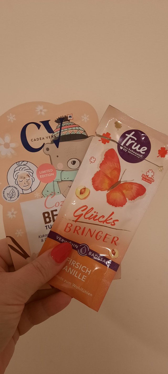 Denkowanie część druga :) Grudzień, kosmetyki w świątecznych opakowaniach lub w świątecznych kolorach: czerwonym, zielonym i złotym 