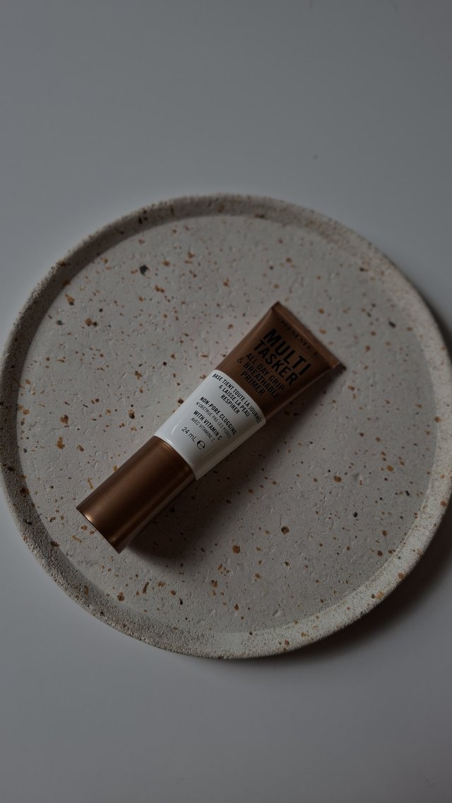 Rimmel Multi Tasker, Baza pod makijaż, Nawilżająca, formuła przedłużająca trwałość makijażu 