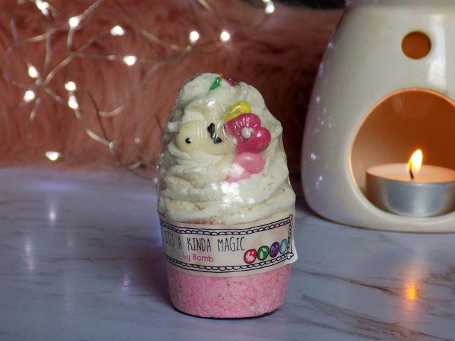 Bomb Cosmetics Babeczka do kąpieli, It's a Kinda Magic