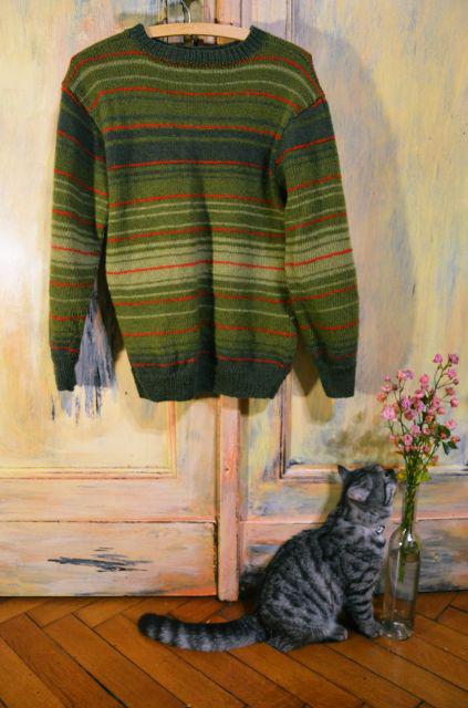 sweter w kolorze oliwkowym
