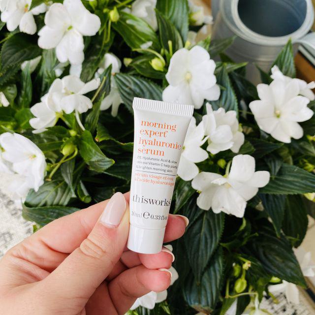 This Works Morning Expert, serum z kwasem hialuronowym 