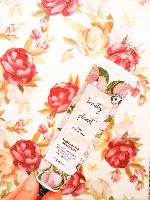 Różana pasta do zębów