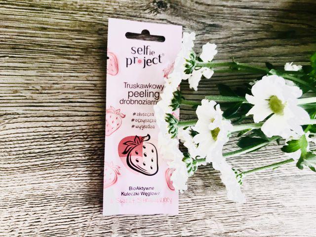 Selfie Project Peeling do twarzy, Drobnoziarnisty, BioAktywne kuleczki węglowe, Truskawkowy