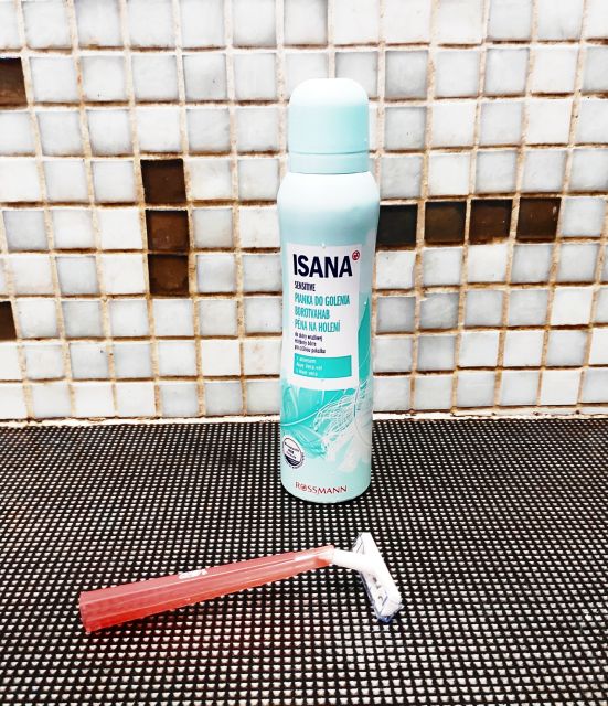 Pianka do golenia Isana z aloesem 