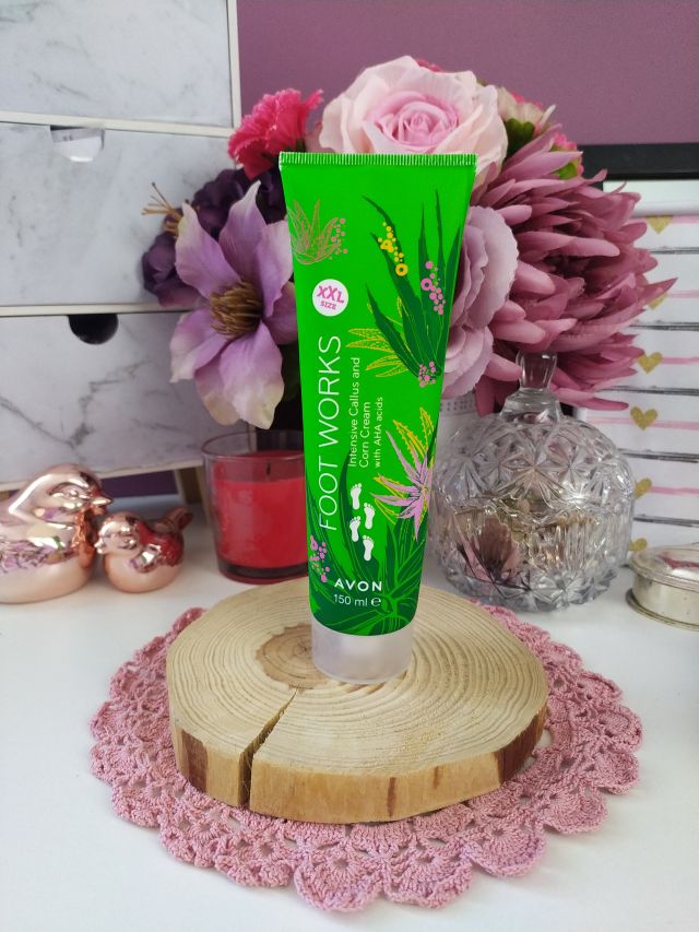 Avon Foot Works, Krem do pięt, Zmiękczający zrogowacenia i odciski, Z kwasami AHA