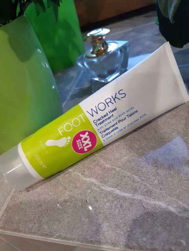Avon Foot Works, Regenerujący krem na spękane pięty z mocznikiem i kwasami AHA