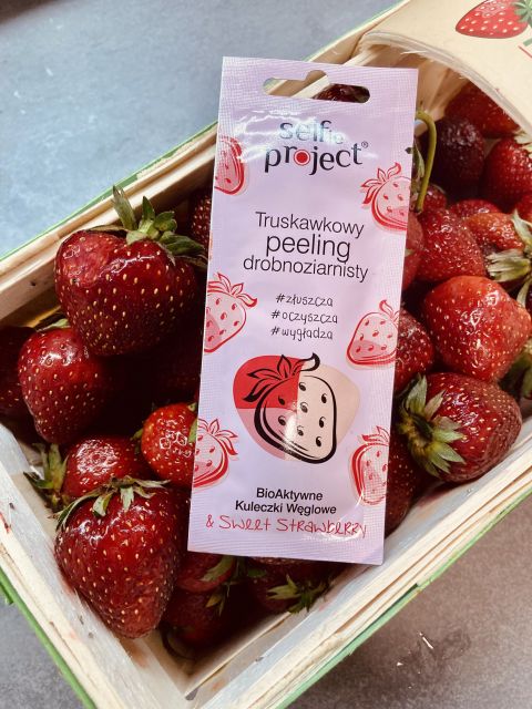 Selfie Project Peeling do twarzy, Drobnoziarnisty, BioAktywne kuleczki węglowe, Truskawkowy