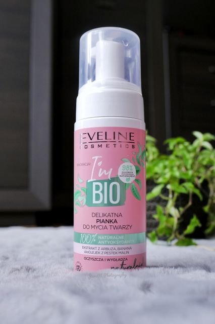Eveline I'm BIO, Pianka do mycia twarzy, Oczyszczająca i wygładzającą, Ekstrakt z arbuza, banana i bioolejek z pestek malin, Cera sucha i wrażliwa